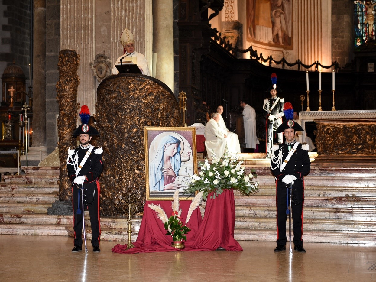 Catania Celebrata Al Duomo La Virgo Fidelis Patrona Dellarma Dei