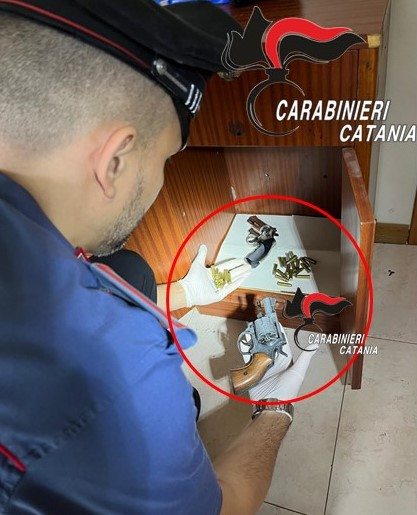 Catania, spari in via Ungaretti: arrestato un incensurato, nascondeva armi e munizioni